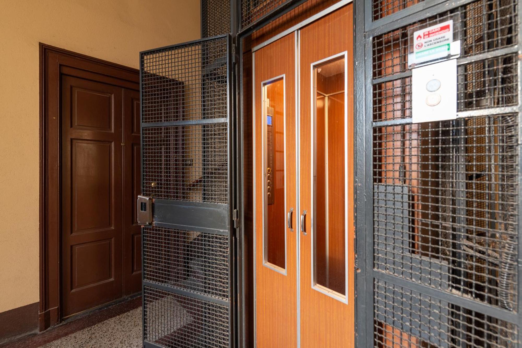 10' Duomo & Central Station Large Apartment Milan Bagian luar foto